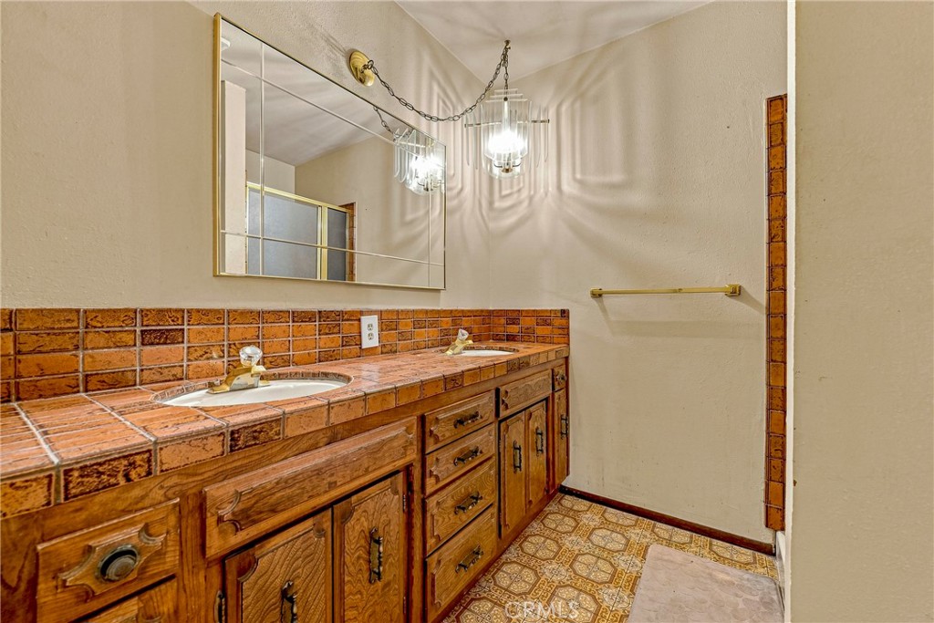 587 W Donna Dr, Merced, CA 95348