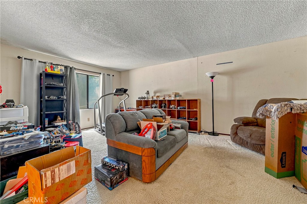 587 W Donna Dr, Merced, CA 95348