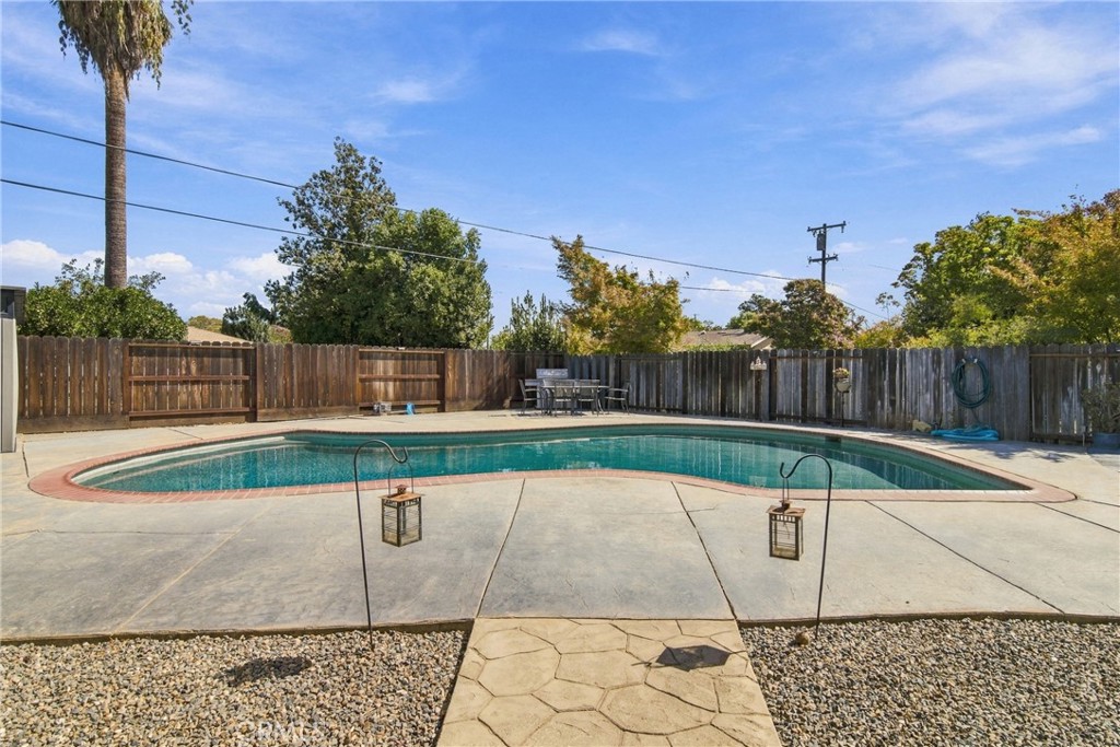 611 E 20th St, Merced, CA 95340