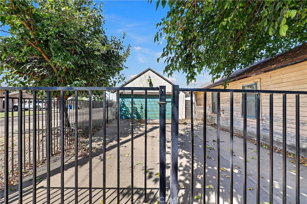91 6th, Gustine, CA 95322