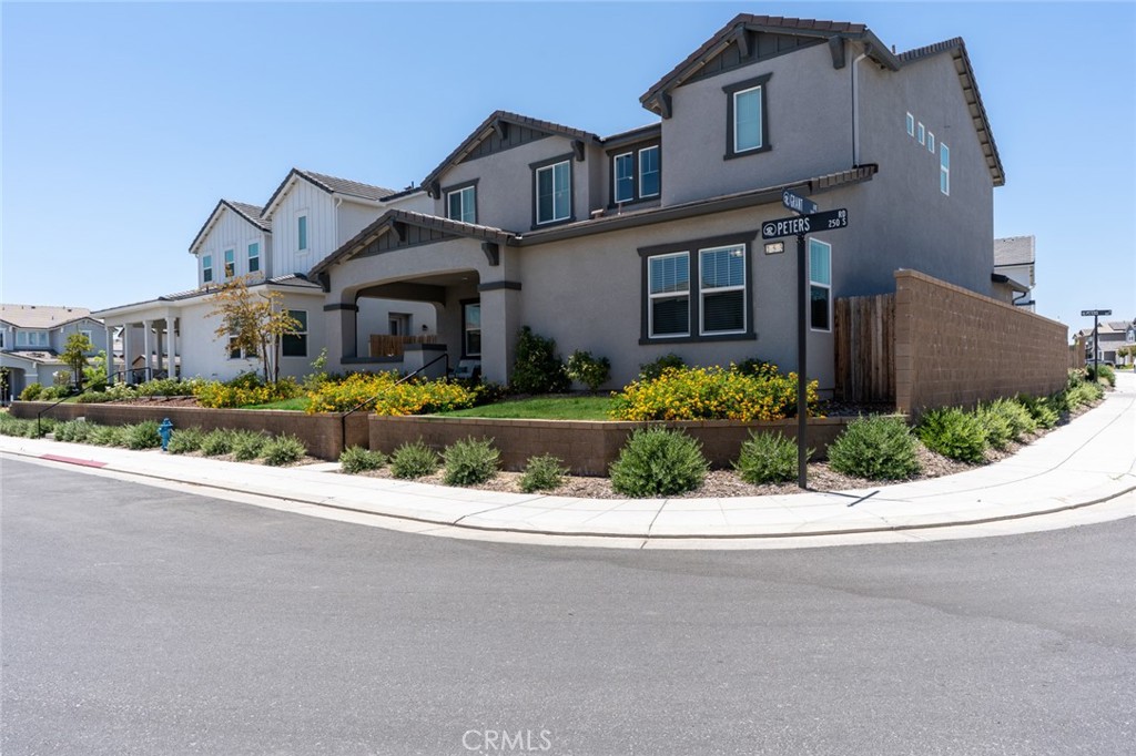 253 S Peters Ln, Madera, CA 93636