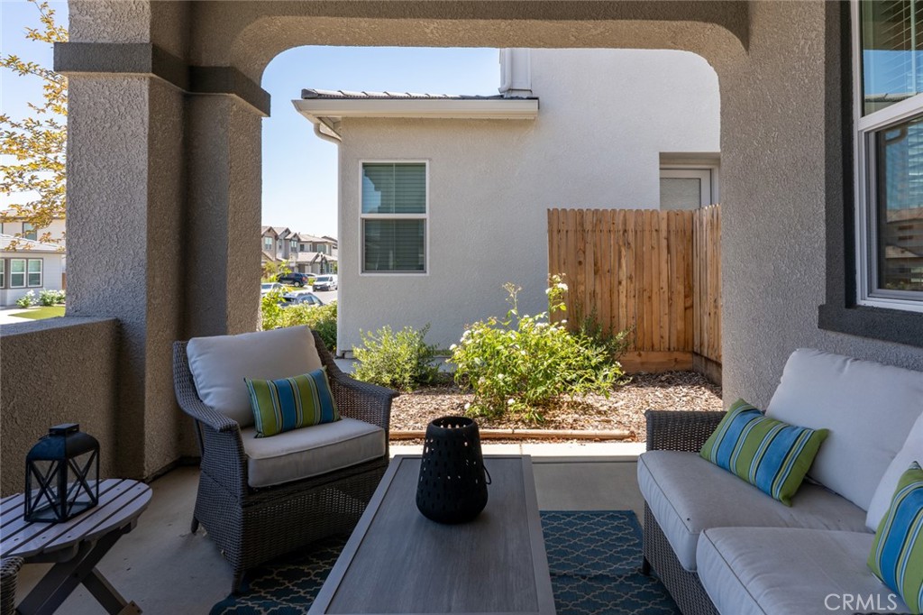 253 S Peters Ln, Madera, CA 93636