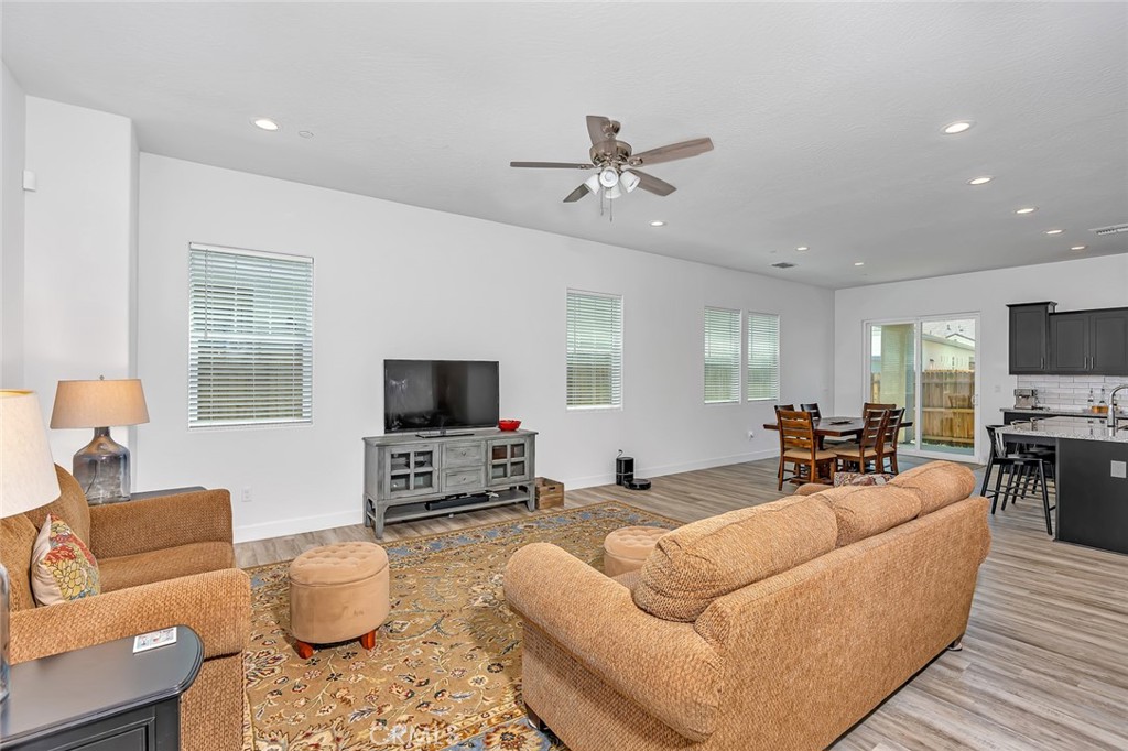 253 S Peters Ln, Madera, CA 93636