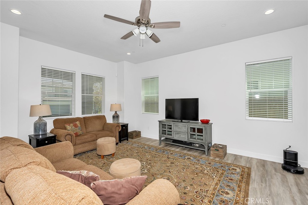 253 S Peters Ln, Madera, CA 93636