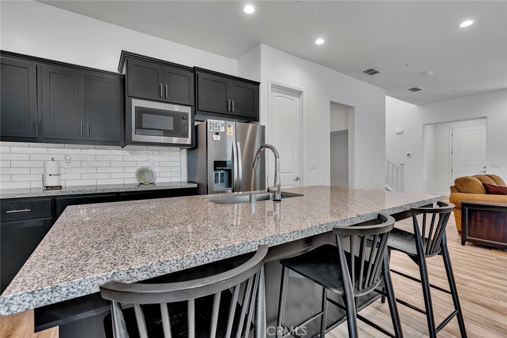 253 S Peters Ln, Madera, CA 93636