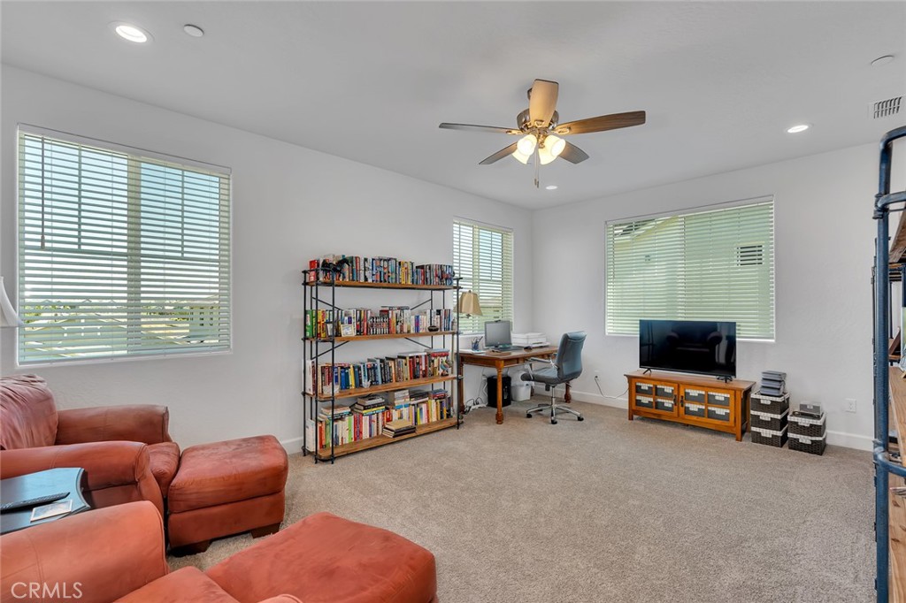 253 S Peters Ln, Madera, CA 93636