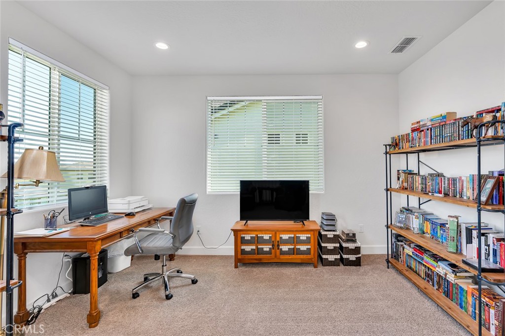 253 S Peters Ln, Madera, CA 93636