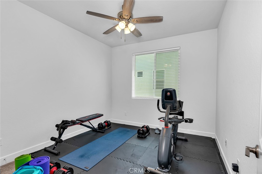 253 S Peters Ln, Madera, CA 93636