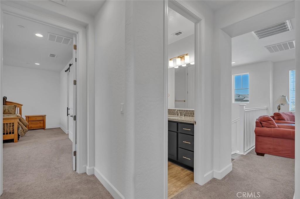 253 S Peters Ln, Madera, CA 93636