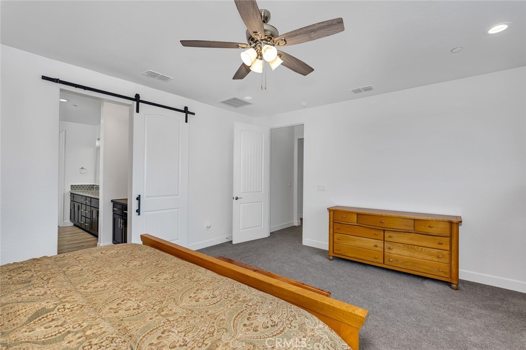 253 S Peters Ln, Madera, CA 93636