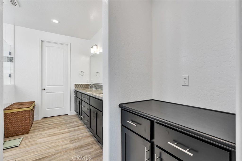 253 S Peters Ln, Madera, CA 93636