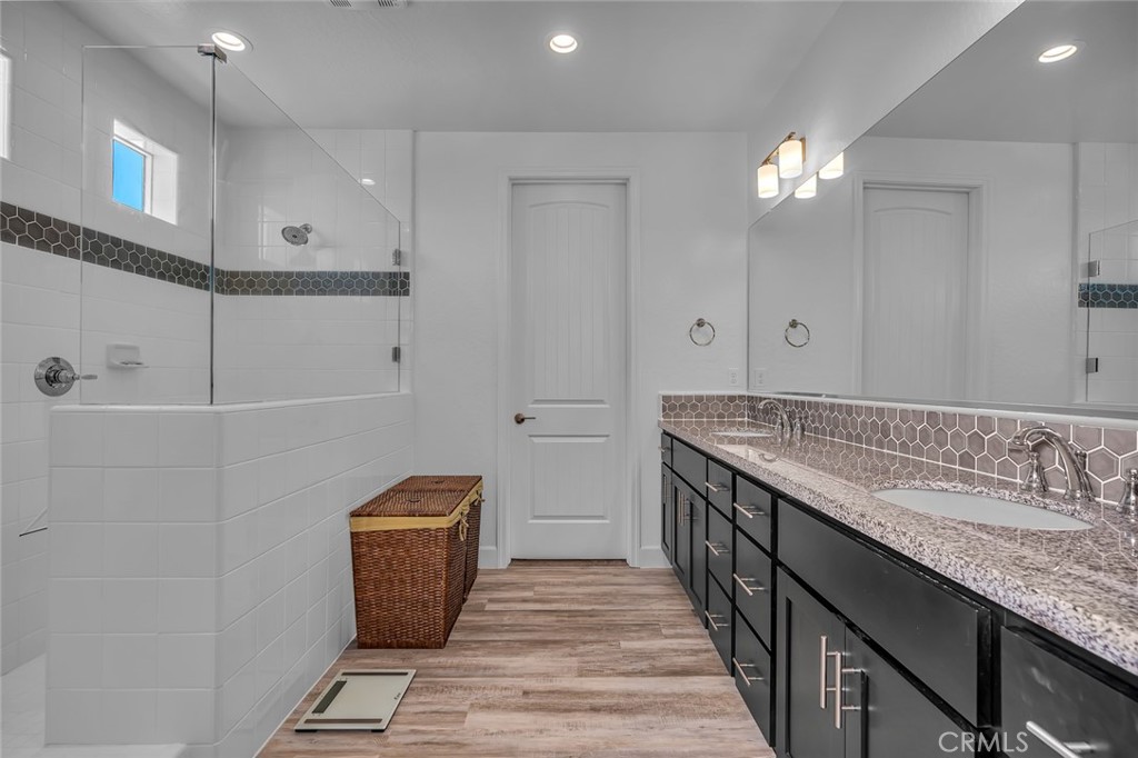 253 S Peters Ln, Madera, CA 93636