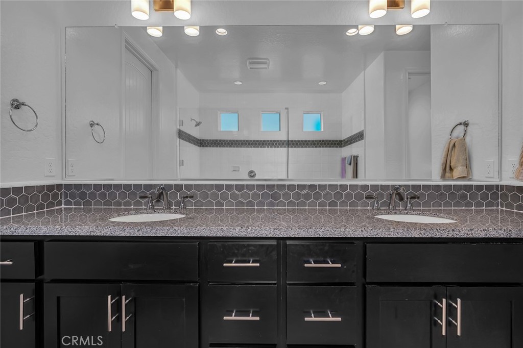 253 S Peters Ln, Madera, CA 93636