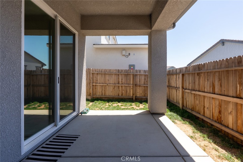 253 S Peters Ln, Madera, CA 93636