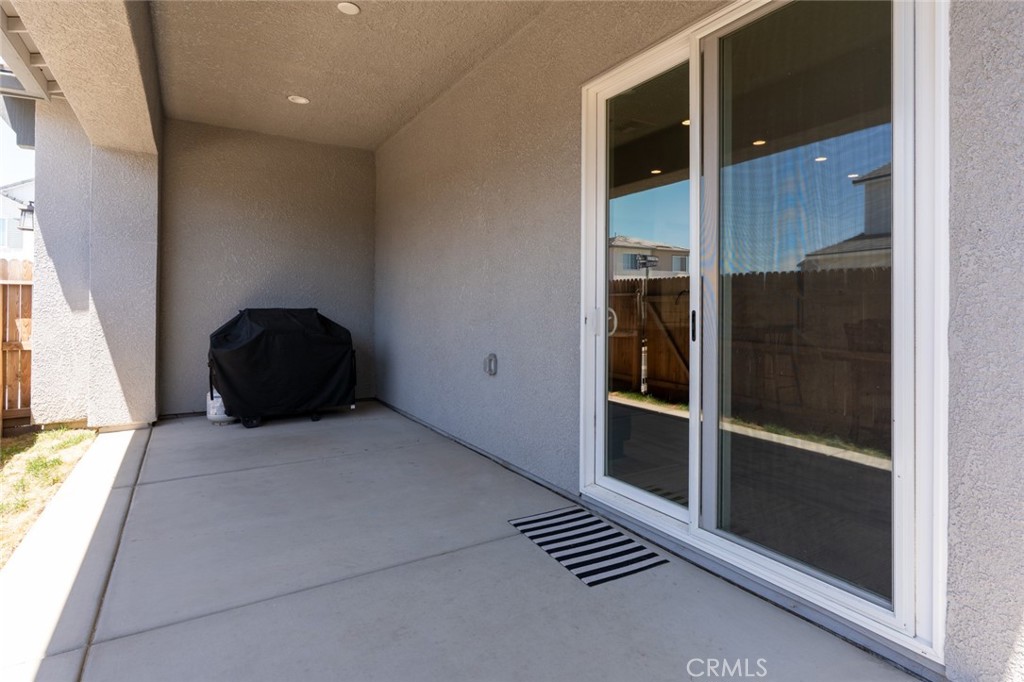 253 S Peters Ln, Madera, CA 93636