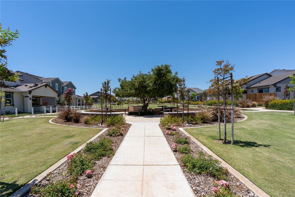 253 S Peters Ln, Madera, CA 93636