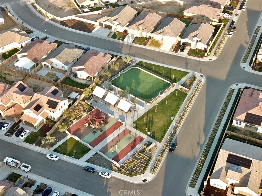 253 S Peters Ln, Madera, CA 93636