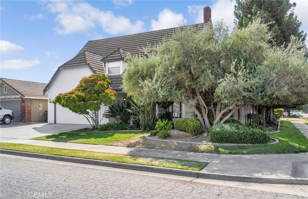 1688 University, Madera, CA 93637