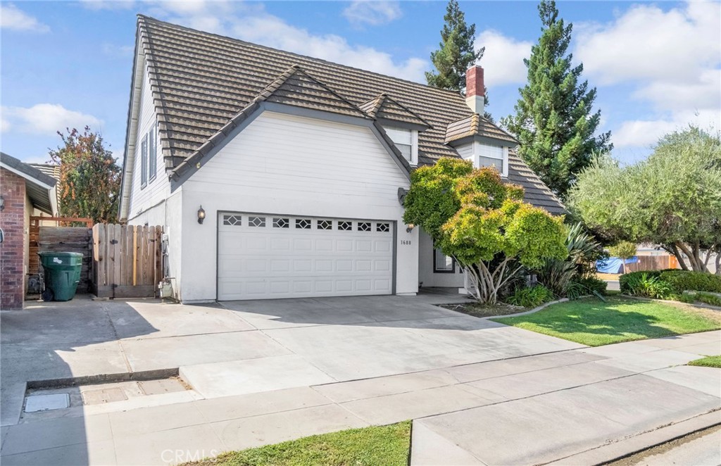 1688 University, Madera, CA 93637