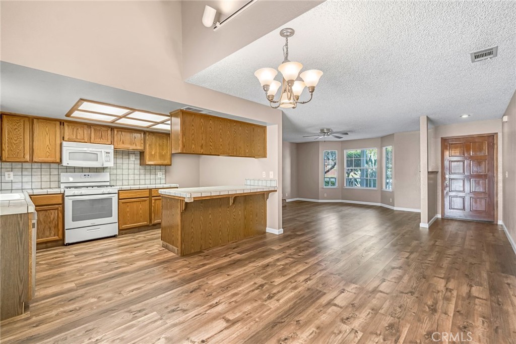 1688 University, Madera, CA 93637