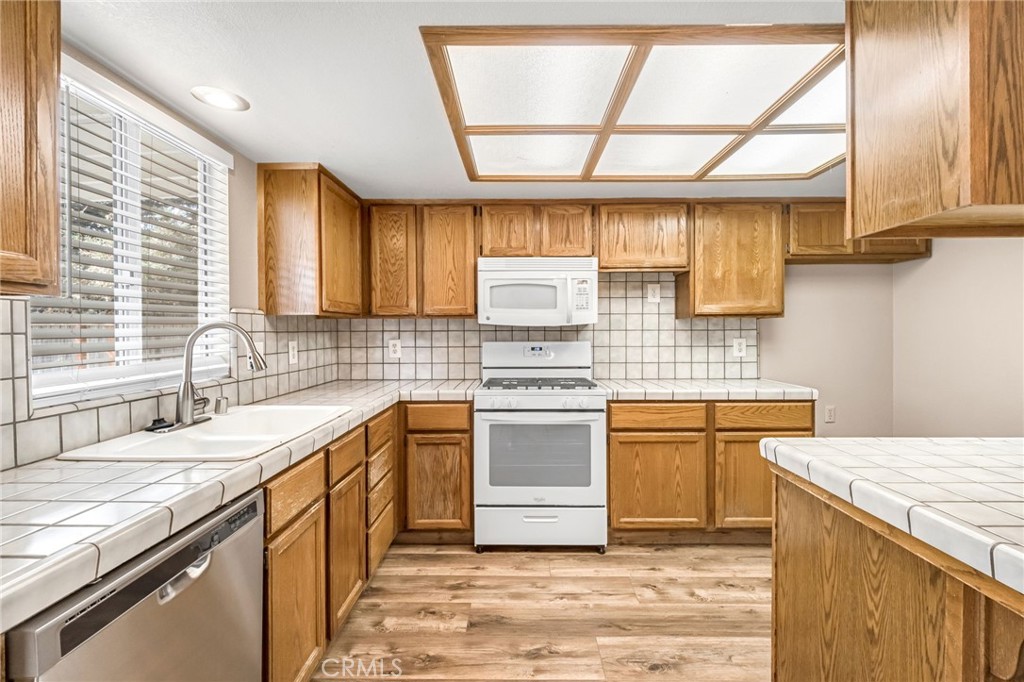 1688 University, Madera, CA 93637