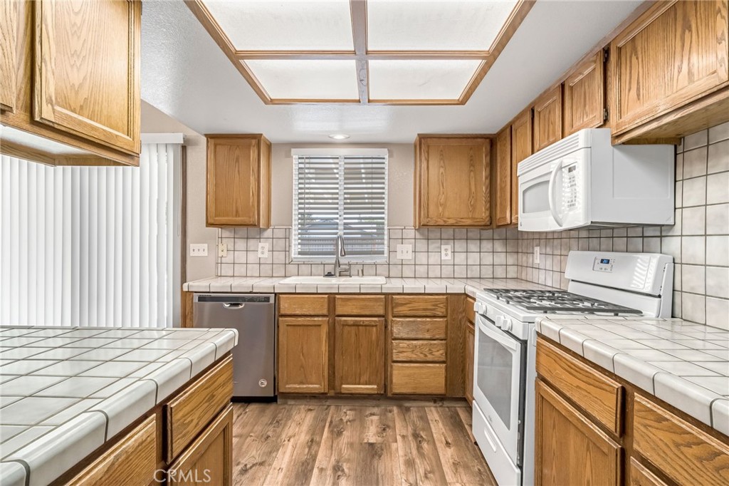 1688 University, Madera, CA 93637