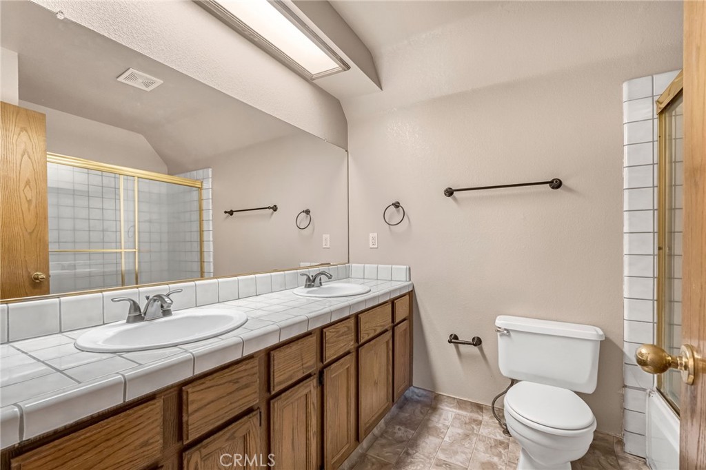 1688 University, Madera, CA 93637