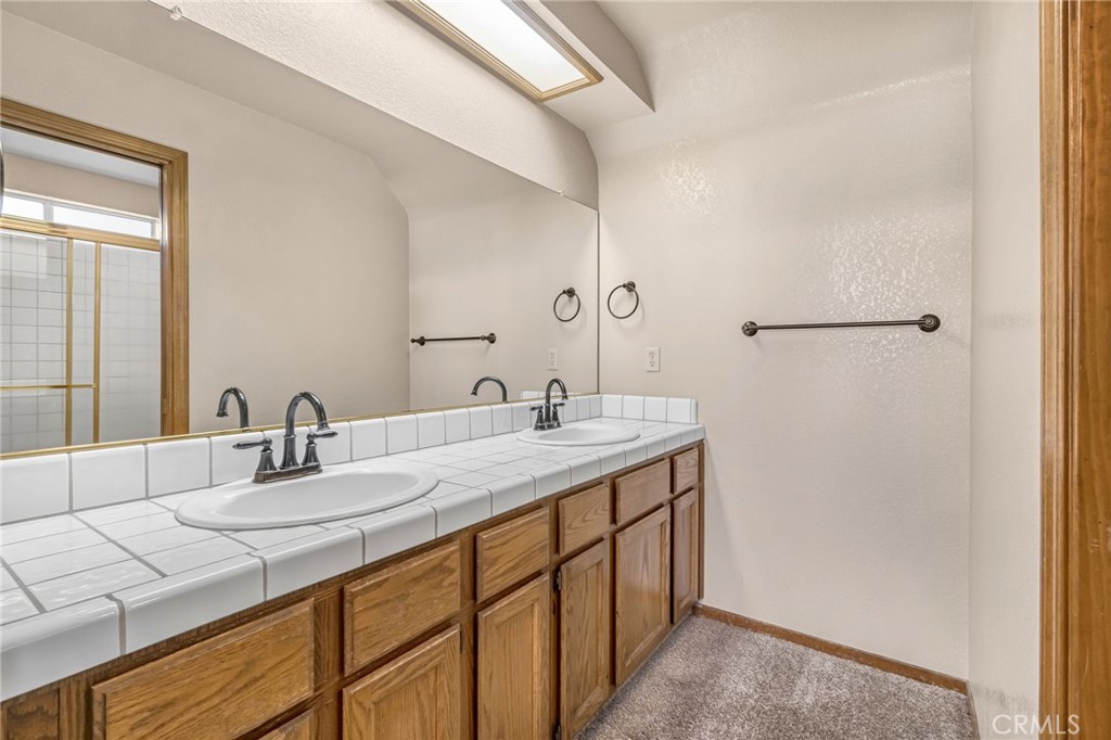 1688 University, Madera, CA 93637