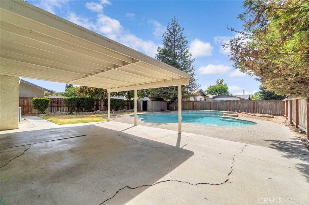 1688 University, Madera, CA 93637