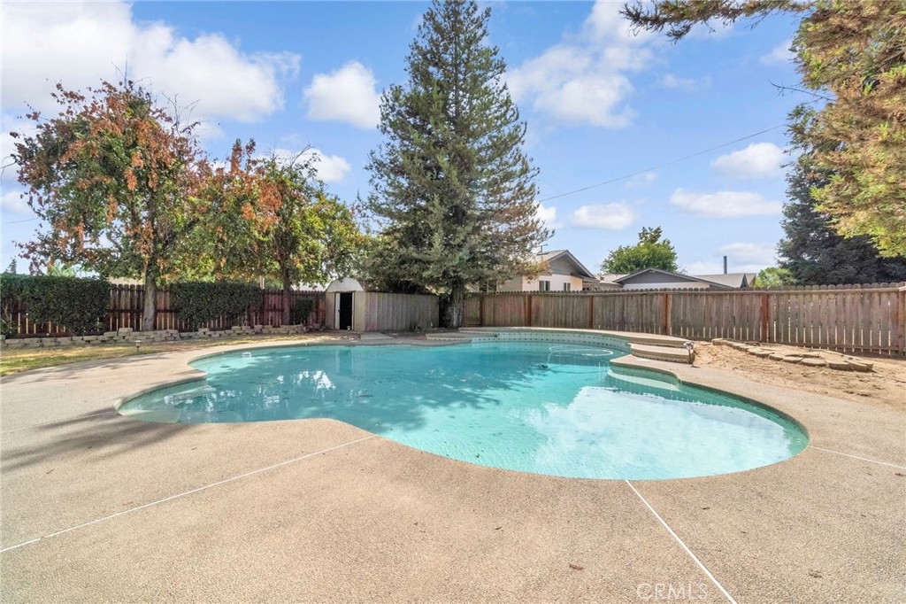 1688 University, Madera, CA 93637