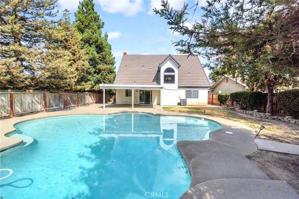 1688 University, Madera, CA 93637