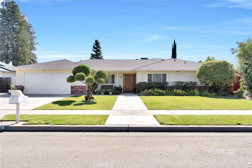 3077 W Robinwood Ln, Fresno, CA 93711