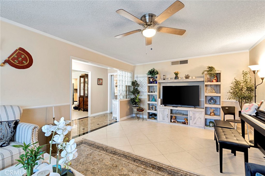 3077 W Robinwood Ln, Fresno, CA 93711