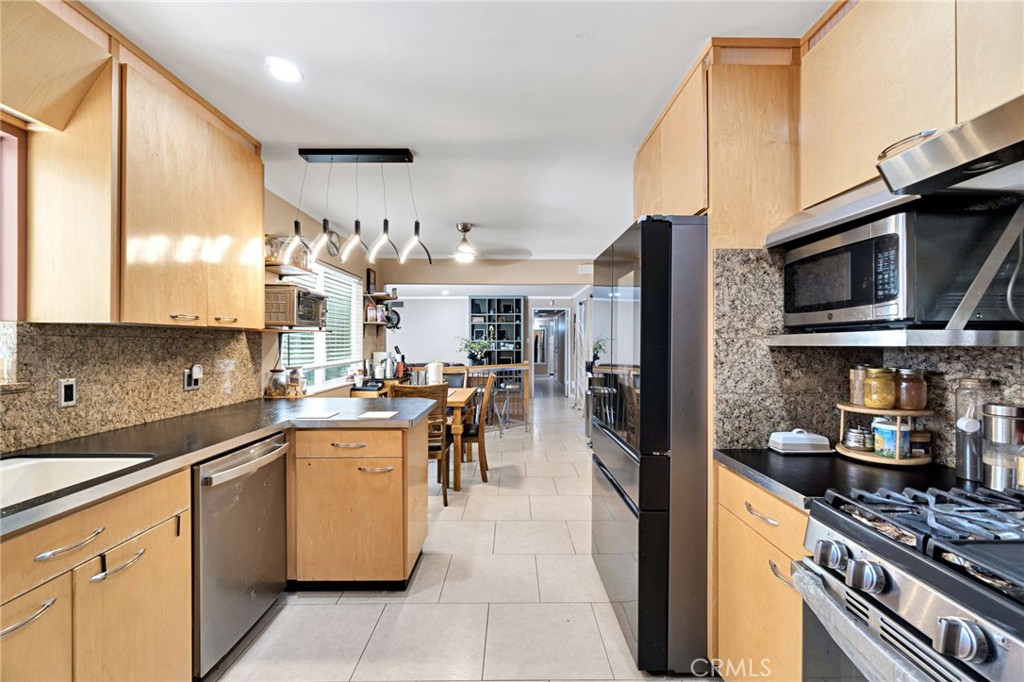 3077 W Robinwood Ln, Fresno, CA 93711