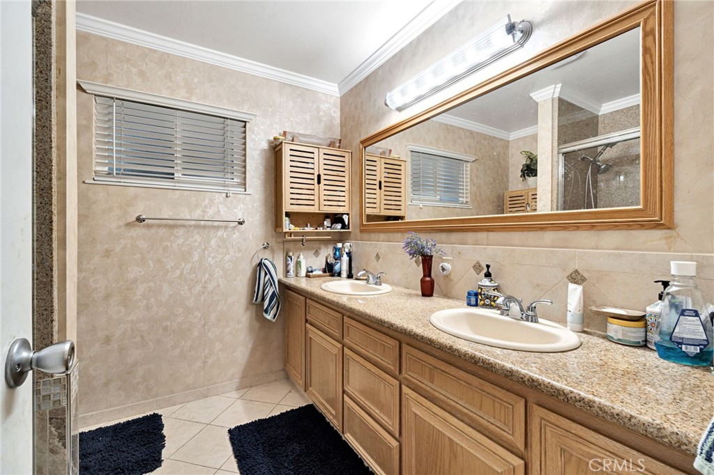 3077 W Robinwood Ln, Fresno, CA 93711