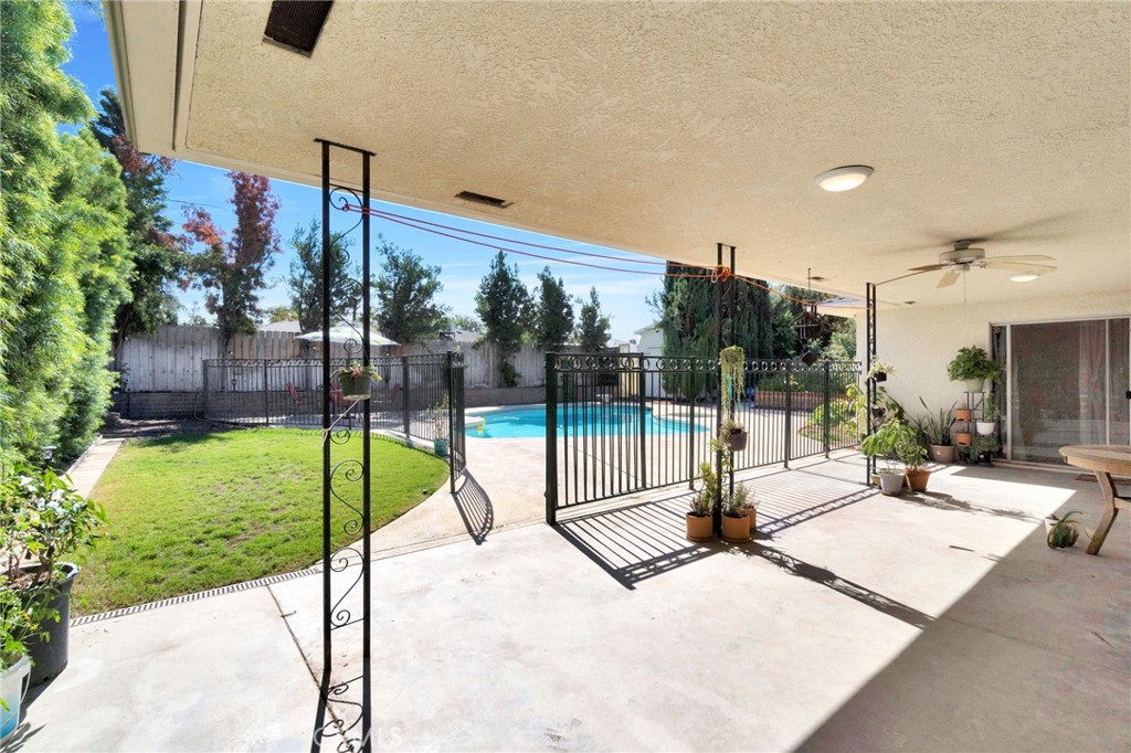 3077 W Robinwood Ln, Fresno, CA 93711
