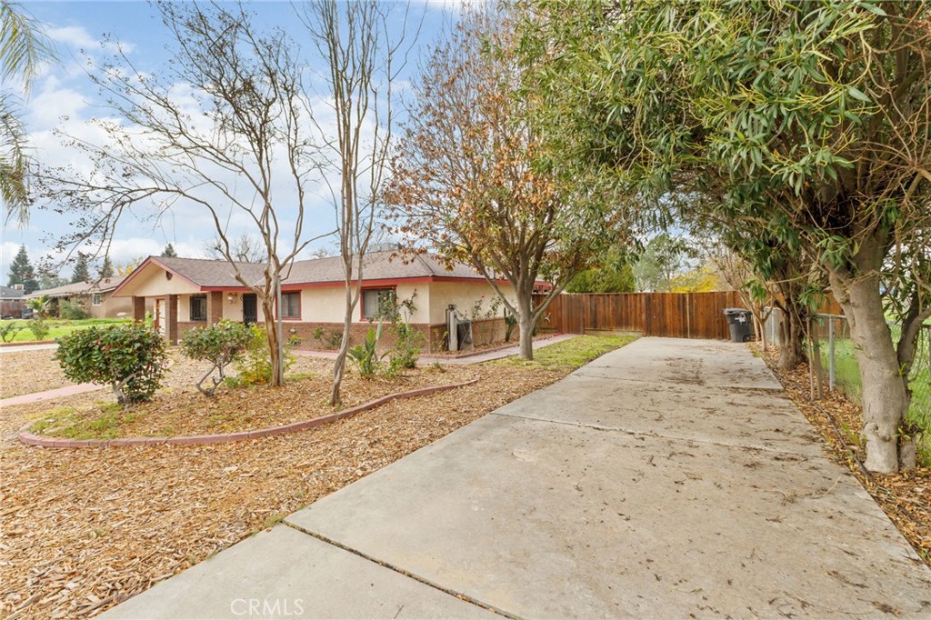 17214 Crescent Dr, Madera, CA 93638