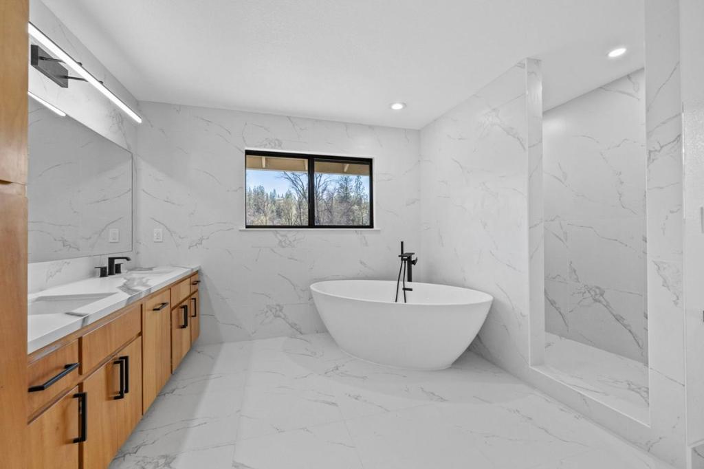 19501 Chaffee Cir, Groveland, CA 95321