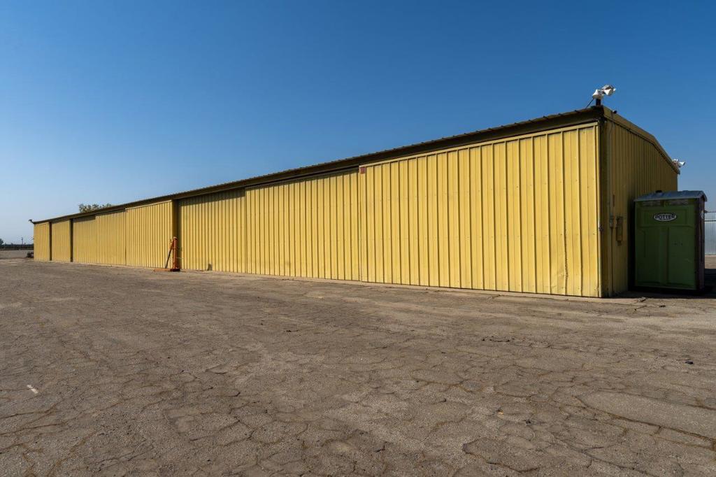 23500 Eckert Field Airport (1Q1) Avenue 204, Strathmore, CA 93267
