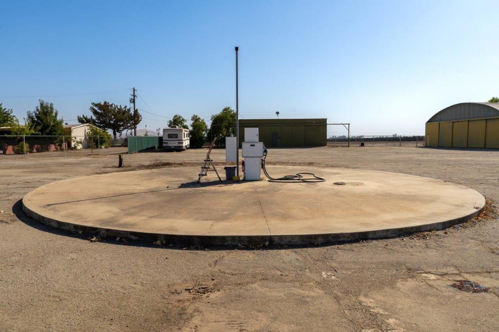 23500 Eckert Field Airport (1Q1) Avenue 204, Strathmore, CA 93267