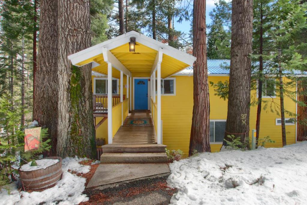 1144 Railroad Ln, Fish Camp, CA 93623