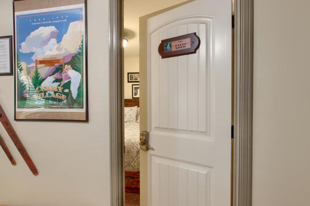 1144 Railroad Ln, Fish Camp, CA 93623