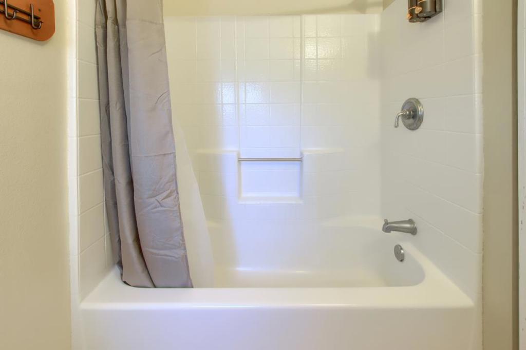 1144 Railroad Ln, Fish Camp, CA 93623