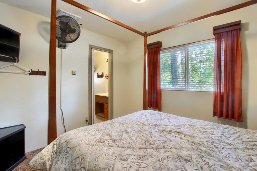 1144 Railroad Ln, Fish Camp, CA 93623