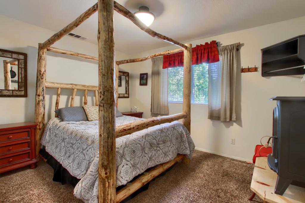 1144 Railroad Ln, Fish Camp, CA 93623