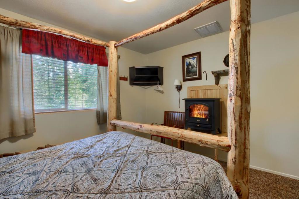 1144 Railroad Ln, Fish Camp, CA 93623