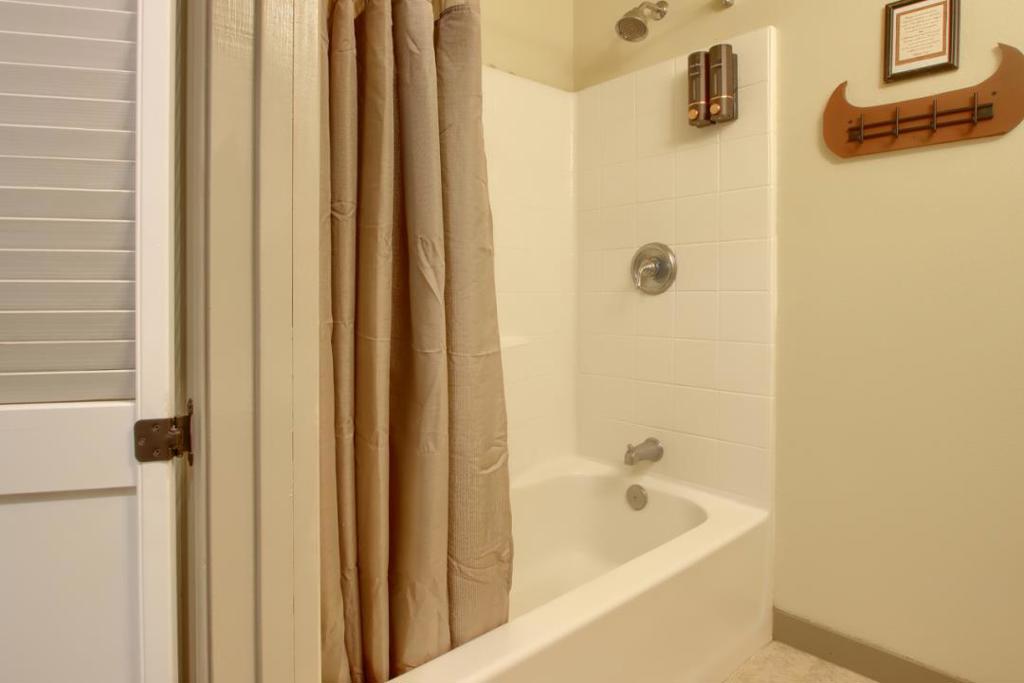 1144 Railroad Ln, Fish Camp, CA 93623