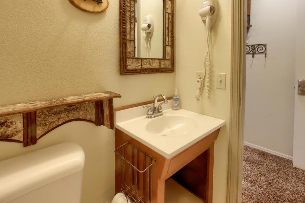 1144 Railroad Ln, Fish Camp, CA 93623