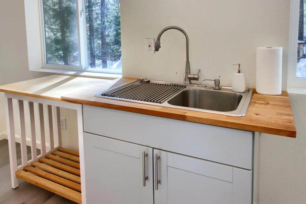 1144 Railroad Ln, Fish Camp, CA 93623