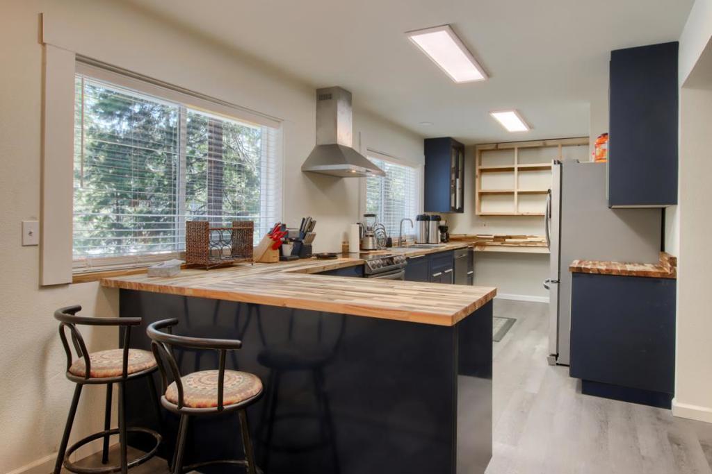 1144 Railroad Ln, Fish Camp, CA 93623